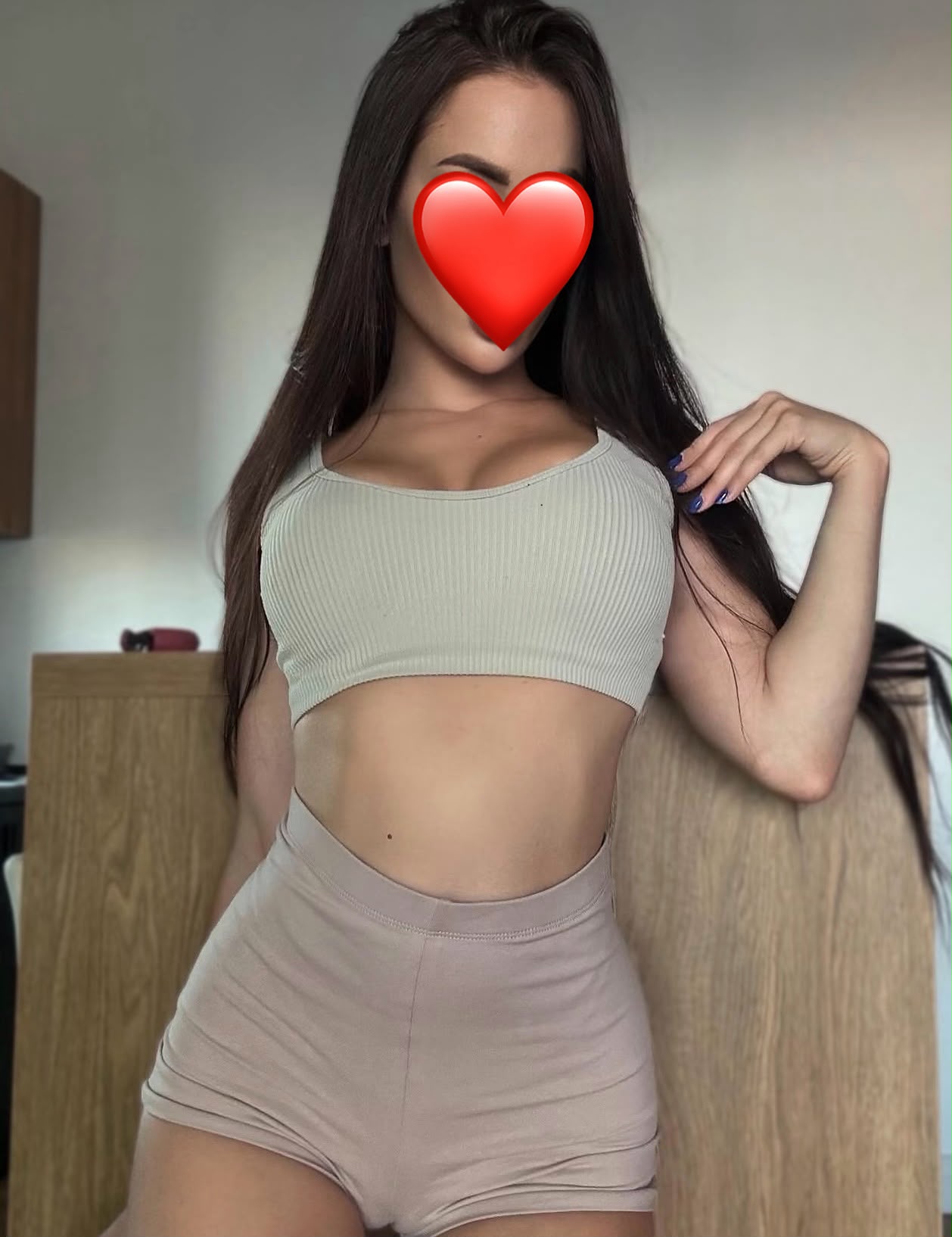 בחורה מקצוענית – בהוד השרון