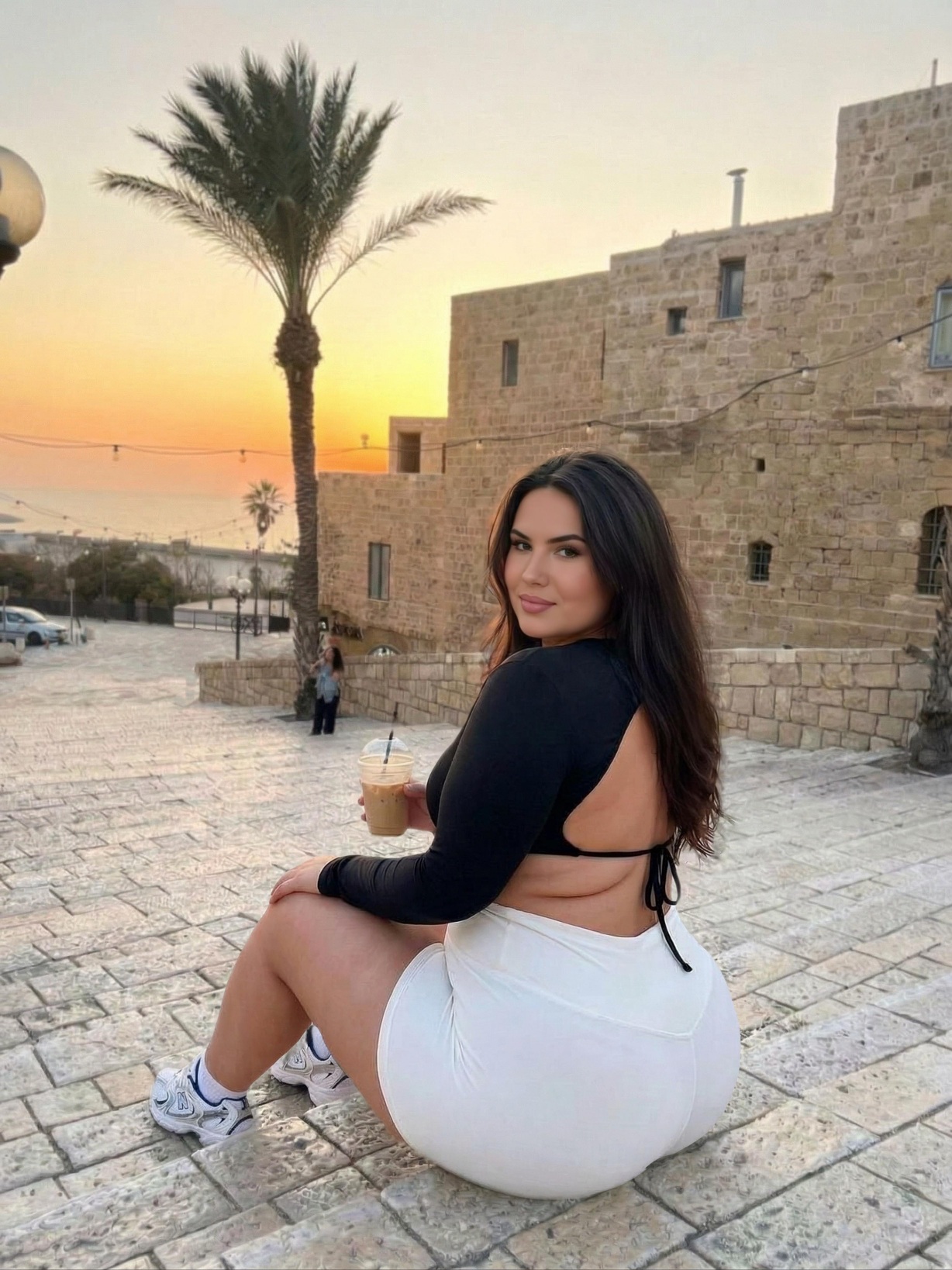 יפה מלאה במקומות הנכונים -תל אביב